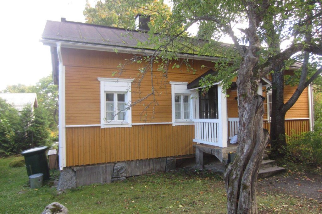 Keltainen puutalo ennen perusparannusta, vanha sammaloitunut vesikatto