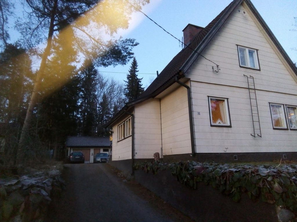 Valkoinen omakotitalo ennen muodonmuutosta