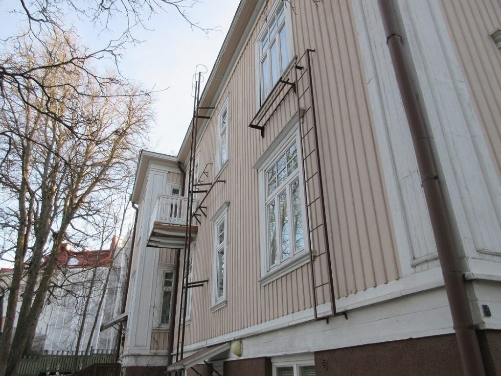 Vanhan puukerrostalon julkisivu ja ikkunat